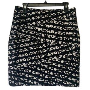 NWT. White House Black Market Black and White Floral Skirt. Women’s Size 6.